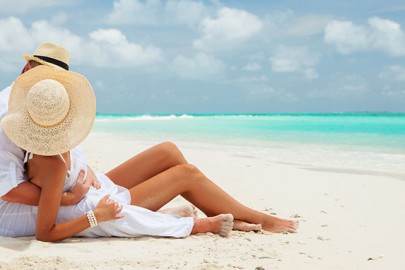 romantic-couple-on-caribbean-vacation-405x270